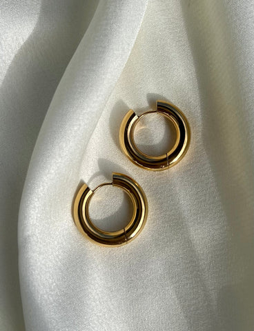 ANNA LUXE CLASSIC HOOPS